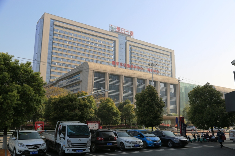 我院引进全省市州医院首台3D腹腔镜 已成功完成3D腹腔镜下首台结肠癌手术