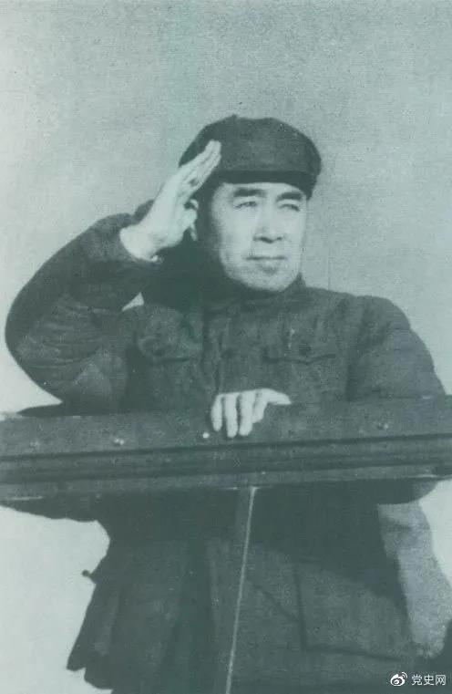 1949年3月,中共中央进入北平。图为周恩来在北平机场检阅部队。