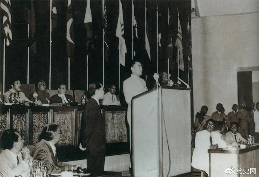 1955年4月18日,亚非会议在万隆开幕。图为19日周恩来在会议上发言。