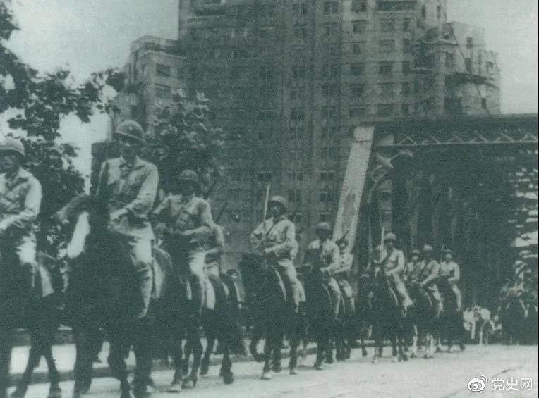 1949年5月,人民解放军歼灭退守上海的敌军15万人,解放了这个中国最大的城市。图为解放军进驻上海。