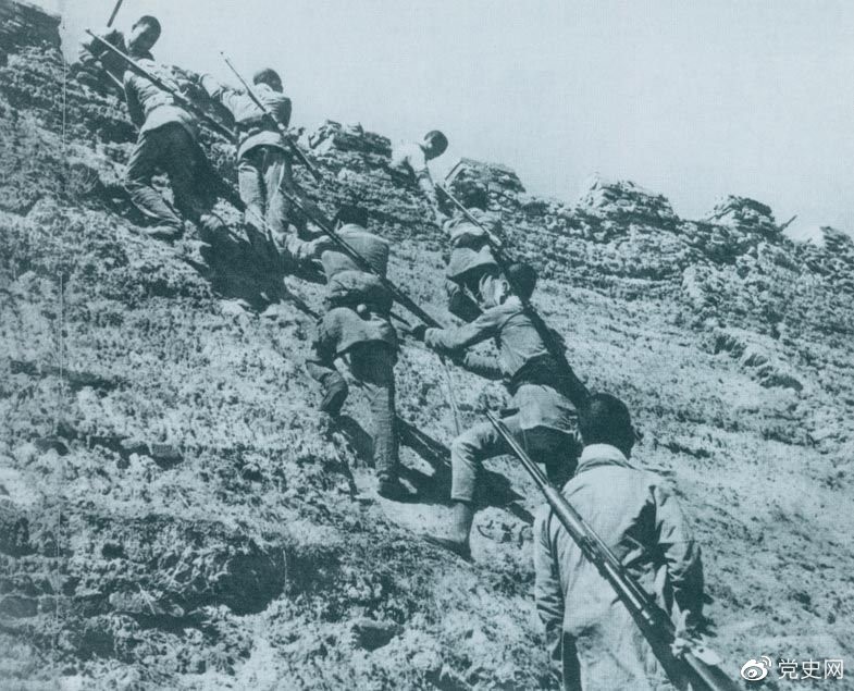 1945年6月25日,八路军冀中部队攻克河北献县。图为部队奋勇攀登城墙。