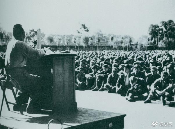1949年7月,朱德在北平给第四野战军南下工作团讲话。
