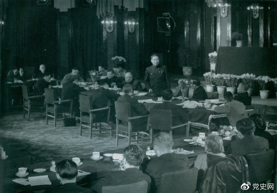 1949年10月21日,周恩来主持召开中央人民政府政务院第一次会议。正面左起:陈云、董必武、周恩来、郭沫若、黄炎培。